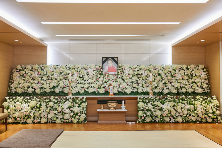 [서울=뉴시스] 추상철 기자 = 한국 영화의 큰 별 고 강수연의 빈소가 8일 서울 강남구 삼성서울병원 장례식장에 차려져 있다. (사진=故 강수연 배우 장례위원회 제공) 2022.05.08. photo@newsis.com *재판매 및 DB 금지