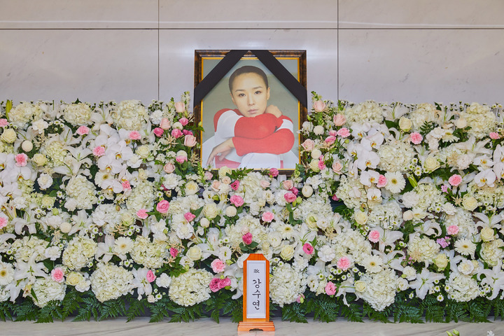 [서울=뉴시스] 추상철 기자 = 한국 영화의 큰 별 고 강수연의 빈소가 8일 서울 강남구 삼성서울병원 장례식장에 차려져 있다. (사진=故 강수연 배우 장례위원회 제공) 2022.05.08. photo@newsis.com *재판매 및 DB 금지