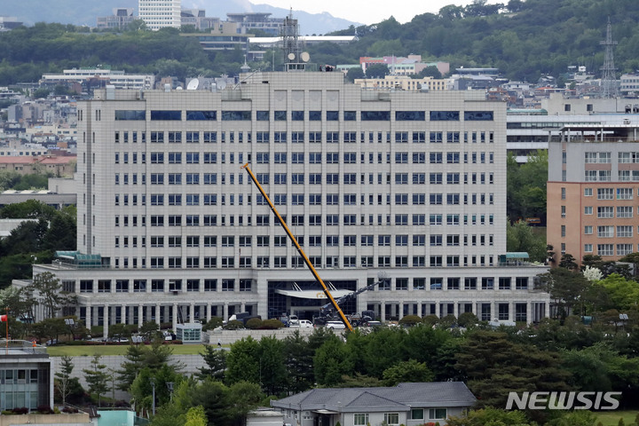 [서울=뉴시스] 최동준 기자 = 서울 용산구 대통령실 청사에 봉황 휘장이 장식돼 있다. 2022.05.08. photocdj@newsis.com