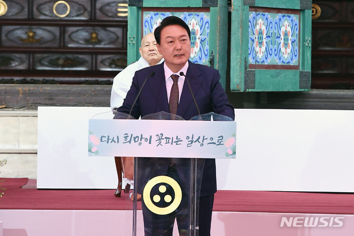 [서울=뉴시스] 인수위사진기자단 = 윤석열 대통령 당선인이 8일 오전 서울 종로구 조계사에서 열린 '불기2566년 부처님오신날 법요식'에 참석해 축사하고 있다. 2022.05.08. photo@newsis.com