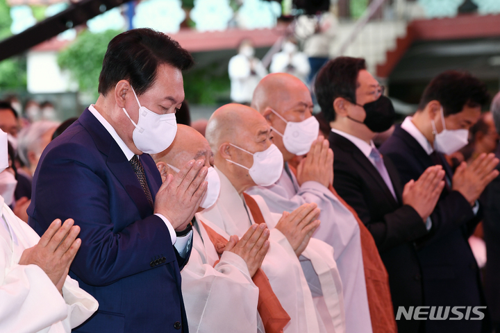 [서울=뉴시스] 인수위사진기자단 = 윤석열 대통령 당선인이 8일 오전 서울 종로구 조계사에서 열린 '불기2566년 부처님오신날 법요식'에 참석해 합장하고 있다. 2022.05.08. photo@newsis.com