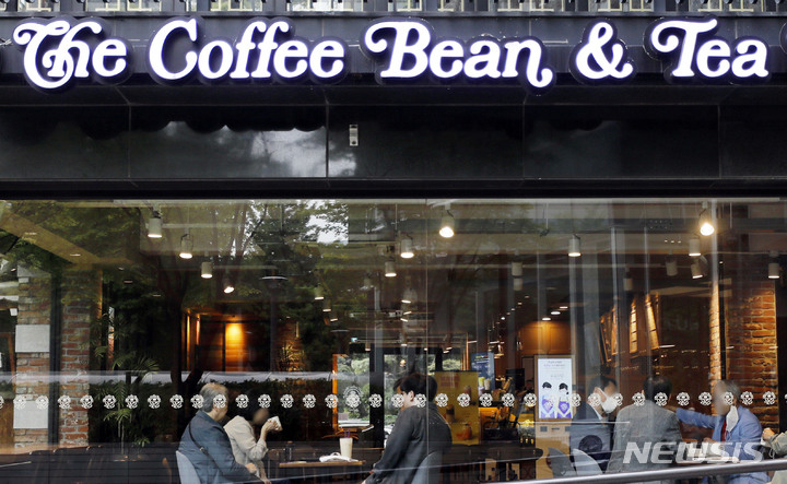 [서울=뉴시스] 최동준 기자 = 사진은 8일 서울 시내 커피빈 모습. 2022.05.08. photocdj@newsis.com