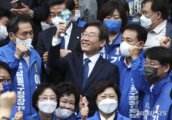 [서울=뉴시스] 국회사진기자단 = 이재명 더불어민주당 상임고문이 8일 인천 계양산 야외공연장에서 국회의원 보궐선거(인천 계양을) 출마 선언을 하고 있다. 2022.05.08. photo@newsis.com