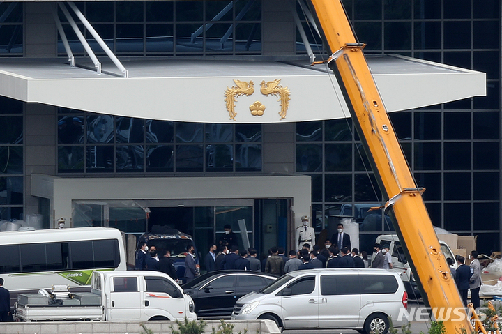 [서울=뉴시스] 백동현 기자 = 제20대 대통령 취임식을 이틀 앞둔 8일 오후 서울 용산구 대통령실 청사에 봉황 휘장이 장식돼 있다. 2022.05.08. livertrent@newsis.com