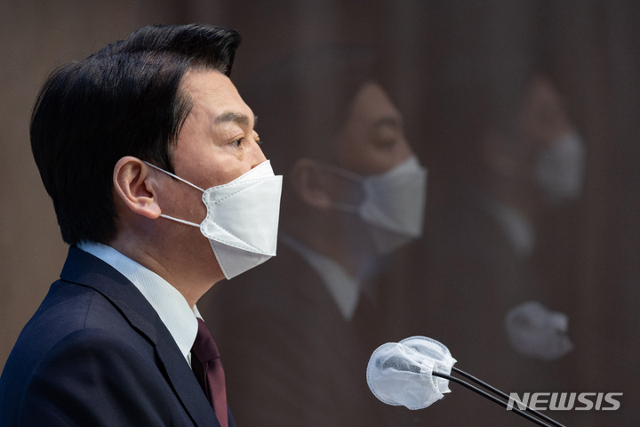 [서울=뉴시스] 전진환 기자 = 안철수 전 대통령직인수위원장이 8일 오후 서울 여의도 국회 소통관에서 경기 성남 분당갑 보궐선거 출마 선언 기자회견을 하고 있다. (공동취재사진) 2022.05.08. photo@newsis.com