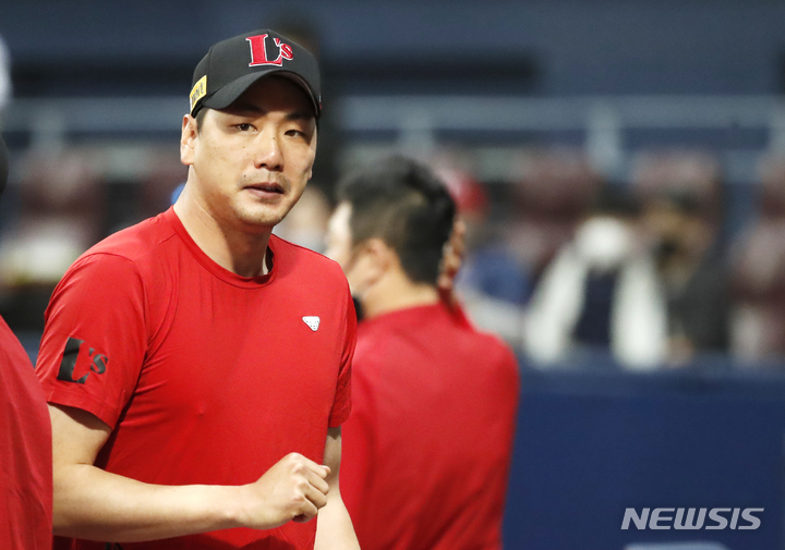 [서울=뉴시스] 정병혁 기자 = 8일 오후 서울 구로구 고척스카이돔에서 열린 2022 신한은행 SOL 프로야구 키움 히어로즈와 SSG랜더스 경기, 6대2로 승리한 SSG 김광현이 기뻐하고 있다. 2022.05.08. jhope@newsis.com