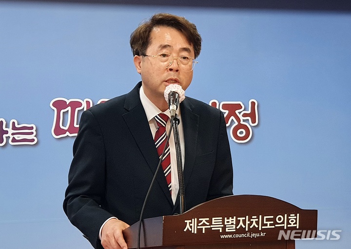 [제주=뉴시스] 우장호 기자 = 국민의힘 소속으로 제주을 국회의원 보궐선거에 공천을 신청한 김용철 공인회계사가 9일 오전 제주도의회 도민카페에서 기자회견을 열어 중앙당이 결정한 100% 국민 여론조사 경선 방식에 대한 무조건 수용 의사를 밝히고 있다. 2022.05.09. woo1223@newsis.com