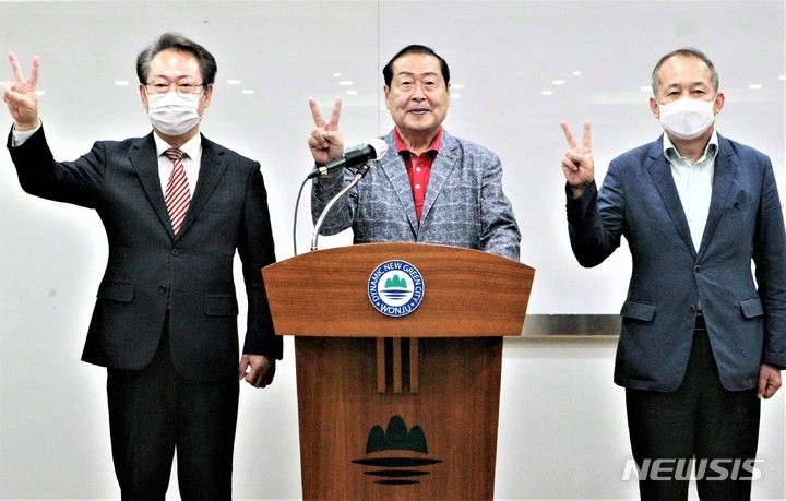[원주=뉴시스] 이덕화 기자 = 9일 6·1지방선거 국민의힘 원주시장 경선에 참여했던 전병선·박동수·박현식 씨가 원주시민의 선택을 받은 원강수 예비후보를 지지한다는 선언문 발표 후 V자를 표현하며 기념촬영을 하고 있다. 2022.05.09. wonder8768@newsis.com