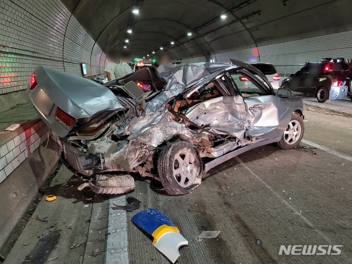 [인천=뉴시스] 이루비 기자 = 9일 낮 12시45분께 인천 북항해저터널 인천방향 6.4㎞ 지점에서 3중 추돌사고가 발생했다. (사진=독자 제공)