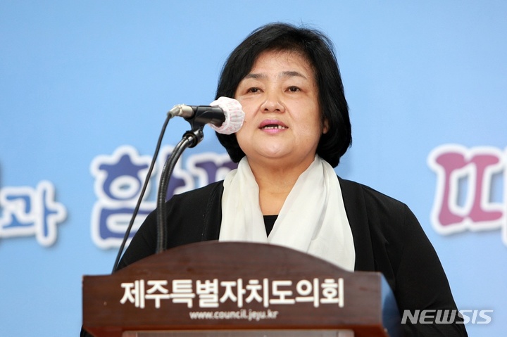 [제주=뉴시스] 우장호 기자 = 무소속으로 제주지사 선거에 도전했던 부임춘(60·전 제주신문사 대표) 예비후보가 9일 오후 제주도의회 도민카페에서 기자회견을 열어 6·1 지방선거 제주지사 선거 중도 사퇴 의사를 밝히고 있다. 2022.05.09. woo1223@newsis.com 