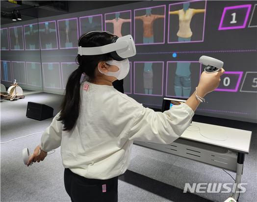[서울=뉴시스]서울 서초구가 5월 청소년의 달을 맞아 4차 산업기술을 접목한 다양한 청소년 체험 프로그램을 마련했다고 9일 밝혔다. VR직업체험 모습. (사진=서초구 제공). 2022.05.09. photo@newsis.com