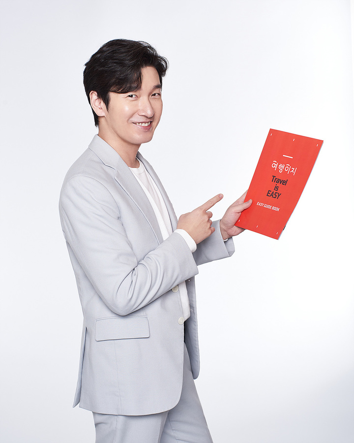 [서울=뉴시스] 교원투어 모델 조승우 이미지. (사진=교원 제공) 2022.05.09. photo@newsis.com *재판매 및 DB 금지