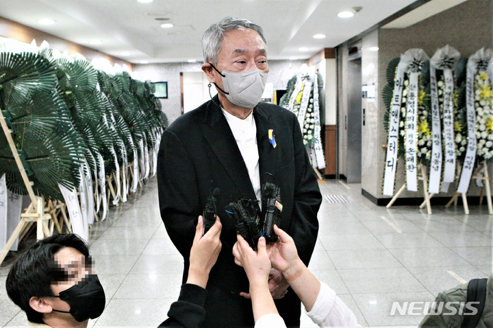 [원주=뉴시스] 이덕화 기자 = 9일 강원 원주세브란스기독병원에 마련된 김지하 시인 빈소에 조문객이 이어지고 있는 가운데 강대인 '배곳 바람과 물' 이사장이 고인의 활동을 회상하며 기자들의 물음에 답변하고 있다. 고인은 지난 8일 1년 여의 투병 생활 끝에 원주시 자택에서 별세했다. 발인은 11일 오전 원주시 흥업면 선영이다. 2022.05.09. wonder8768@newsis.com