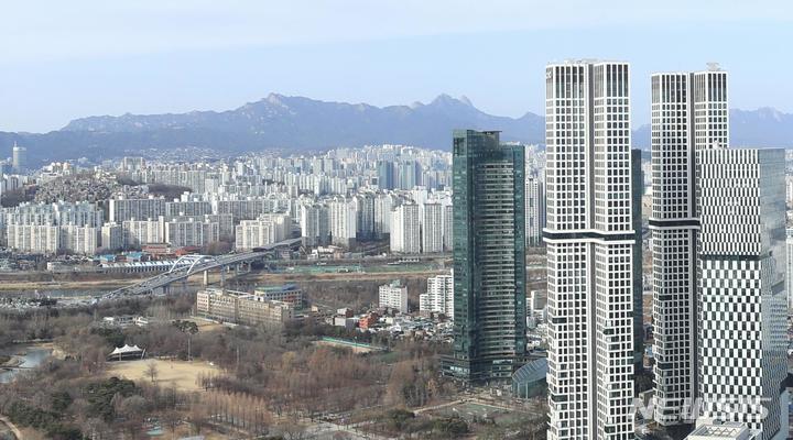 [서울=뉴시스]상공에서 바라본 아크로서울포레스트 디타워의 모습. 2022.05.09. (사진 = 성동구 제공) photo@newsis.com