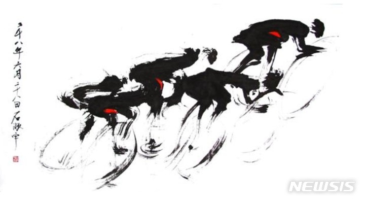 [서울=뉴시스]양팔없는 화가 석창우 화백이 의수 갈고리에 끼고 그린 수묵 크로키.