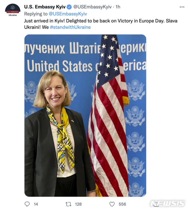 [키이우=AP/뉴시스] 8일(현지시간) 우크라이나 수도 키이우 주재 미국 대사관 공식 트위터 계정에 올라온 사진으로 크리스티나 크비엔 우크라이나 주재 미국 대리대사가 대사관에서 포즈를 취하는 모습. 2022.05.09
