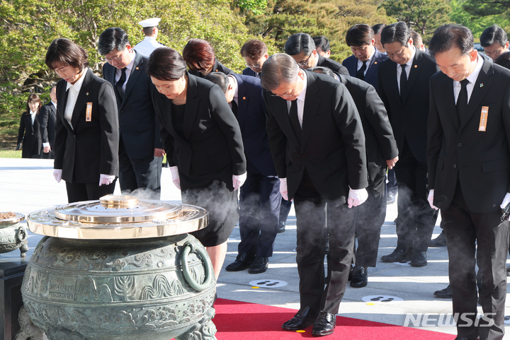 [서울=뉴시스] 전신 기자 = 문재인 대통령과 김정숙 여사가 9일 오전 서울 동작구 국립서울현충원 내 현충탑에 묵념하고 있다. 2022.05.09. photo1006@newsis.com