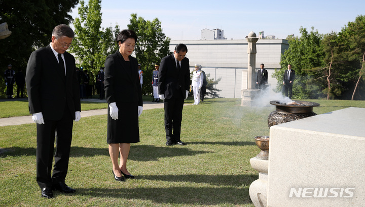 [서울=뉴시스] 전신 기자 = 문재인 대통령과 김정숙 여사가 9일 서울 용산구 효창공원 내 백범김구 묘역에서 묵념하고 있다. 2022.05.09. photo1006@newsis.com