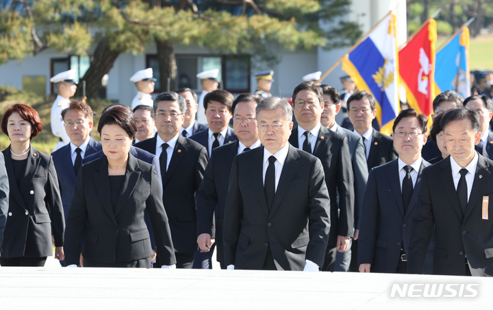 [서울=뉴시스] 전신 기자 = 문재인 대통령과 김정숙 여사가 9일 오전 서울 동작구 국립서울현충원 내 현충탑 참배를 위해 이동하고 있다. 2022.05.09. photo1006@newsis.com