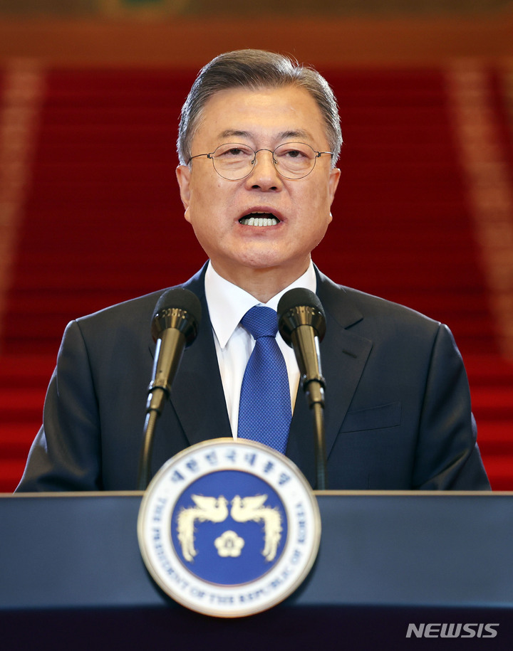 [서울=뉴시스] 홍효식 기자 = 문재인 대통령이 9일 오전 청와대 본관에서 퇴임 연설을 하고 있다. 2022.05.09. yesphoto@newsis.com