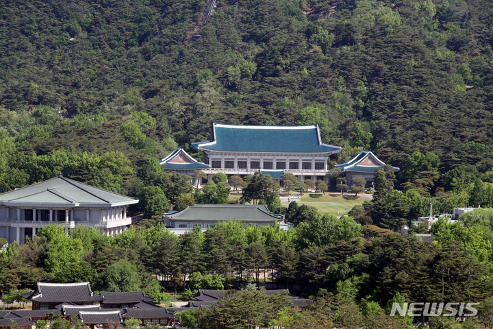[서울=뉴시스] 김명원 기자 = 9일 오전 서울 종로구에서 바라본 청와대. 윤석열 대통령 당선인의 취임식이 열리는 내일, 청와대는 국민에 개방된다. 74년 만에 국민 품으로 돌아오는 청와대는 지난 1948년 초대 이승만 대통령을 시작으로 역대 대통령 12명이 거쳤다. 문재인 대통령은 취임식 전날이 오늘 서울 국립현충원과 효창공원 독립유공자 묘역 참배 등 마지막 일정을 소화한 후 오후 청와대를 나선다. 한편, 서울시는 10∼22일 청와대 개방 기념행사 기간에는 지하철 3, 5호선 예비 전동차도 하루 6편씩 추가 투입된다. 또 청와대 주변에 관광버스 주차장 8곳(169면)을 마련하고, 행사 기간 무장애 관광셔틀버스도 특별 운영할 예정이다. 2022.05.09. kmx1105@newsis.com