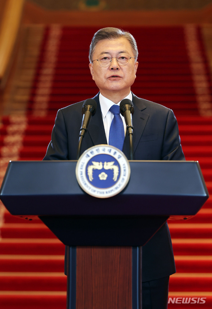 [서울=뉴시스] 홍효식 기자 = 문재인 대통령이 9일 오전 청와대 본관에서 퇴임 연설을 하고 있다. 2022.05.09. yesphoto@newsis.com