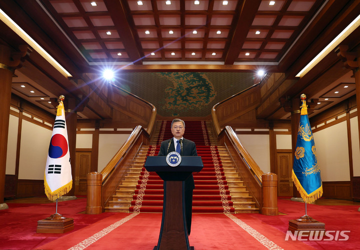 [서울=뉴시스] 홍효식 기자 = 문재인 대통령이 9일 오전 청와대 본관에서 퇴임 연설을 하고 있다. 2022.05.09. yesphoto@newsis.com