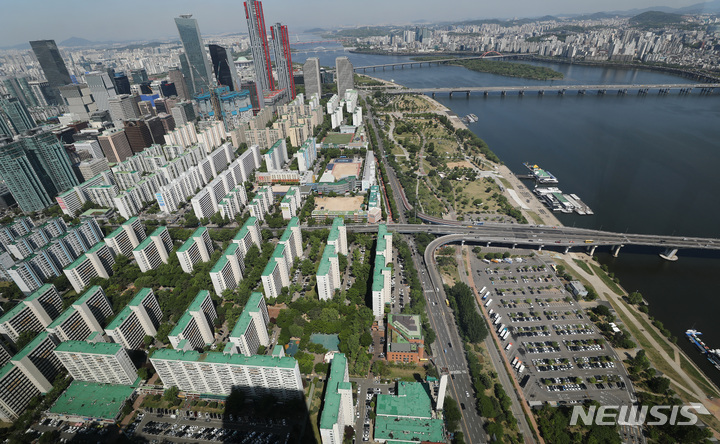[서울=뉴시스] 이영환 기자 = 서울 영등포구 여의도 시범아파트가 보이고 있다. 2022.05.09. 20hwan@newsis.com