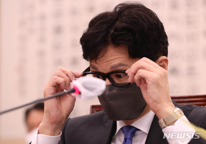 [서울=뉴시스] 고범준 기자 = 한동훈 법무부 장관 후보자가 9일 오전 서울 여의도 국회에서 열린 인사청문회에 출석해 안경을 만지고 있다. (공동취재사진) 2022.05.09. photo@newsis.com