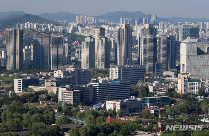 [서울=뉴시스] 이영환 기자 = 9일 오전 서울 용산구 일대 대통령 집무실 인근의 아파트가 보이고 있다. 9일 한국부동산원에 따르면 5월 첫째주(2일 기준) 서울 아파트값은 0.01% 올랐다. 4주 연속 보합세를 깨고 오름세로 돌아섰고, 1월 셋째주(0.01%) 이후 15주만에 상승 전환했다. 강남권에서는 서초구가 반포동 신축 중대형 위주로, 강남구가 대치,청담동 중대형 위주로 신고가에 거래 및 신고가를 경신했다. 강북권에서는 대통령 집무실 이전과 지역개발 기대감이 있는 용산구의 오름폭이 커졌다. 2022.05.09. 20hwan@newsis.com