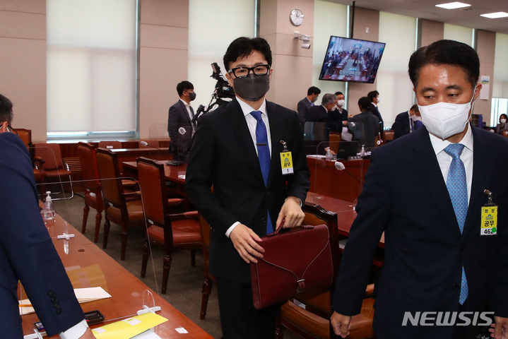 [서울=뉴시스] 고범준 기자 = 한동훈 법무부 장관 후보자가 9일 오전 국회 법제사법위원회 전체회의실에서 열린 인사청문회가 간사간협의를 위해 정회되자 대기실로 이동하고 있다. (공동취재사진) 2022.05.09. photo@newsis.com