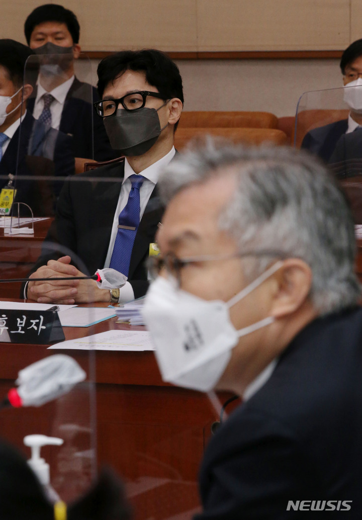 [서울=뉴시스] 고범준 기자 = 한동훈 법무부 장관 후보자가 9일 오전 서울 여의도 국회에서 열린 인사청문회에 출석해 자리하고 있다. 오른쪽은 더불어민주당 최강욱 의원. (공동취재사진) 2022.05.09. photo@newsis.com