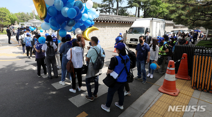 [서울=뉴시스] 추상철 기자 = 10일 오후 문재인 대통령의 마지막 임기 후 퇴근 인사가 예정된 서울 종로구 청와대 분수대 앞이 지지자들로 붐비고 있다. 2022.05.09. scchoo@newsis.com