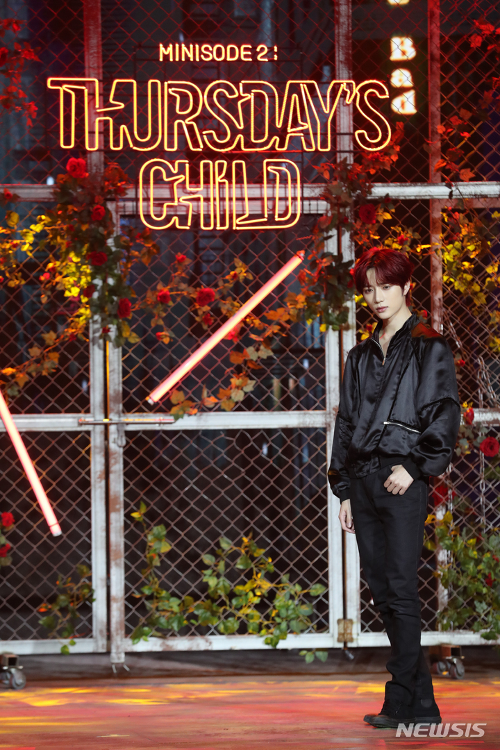 [서울=뉴시스] 박진희 기자 = 투모로우바이투게더(TOMORROW X TOGETHER) 멤버 범규가 9일 서울 광진구 예스24 라이브홀에서 미니 4집 ‘minisode 2: Thursday’s Child’ 발매 기념 미디어 쇼케이스에 앞서 사진촬영을 하고 있다. 2022.05.09. pak7130@newsis.com