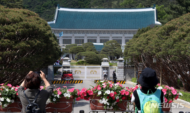 [서울=뉴시스] 추상철 기자 = 청와대 국민 개방을 하루 앞둔 9일 오후 서울 종로구 청와대 앞에서 시민들이 휴대폰 카메라로 촬영을 하고 있다. 2022.05.09. scchoo@newsis.com
