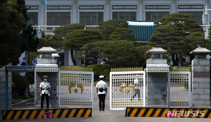 [서울=뉴시스] 추상철 기자 = 청와대 국민 개방을 하루 앞둔 9일 오후 서울 종로구 청와대에서 경찰이 경비를 서고 있다. 2022.05.09. scchoo@newsis.com