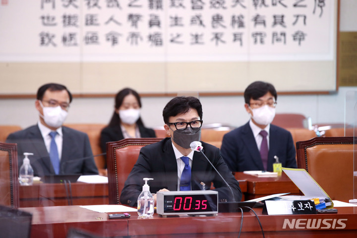 [서울=뉴시스] 김선웅 기자 = 한동훈 법무부장관 후보자가 지난 9일 서울 여의도 국회에서 열린 인사청문회에서 의원 질의에 답변하고 있다. 2022.05.09. mangusta@newsis.com