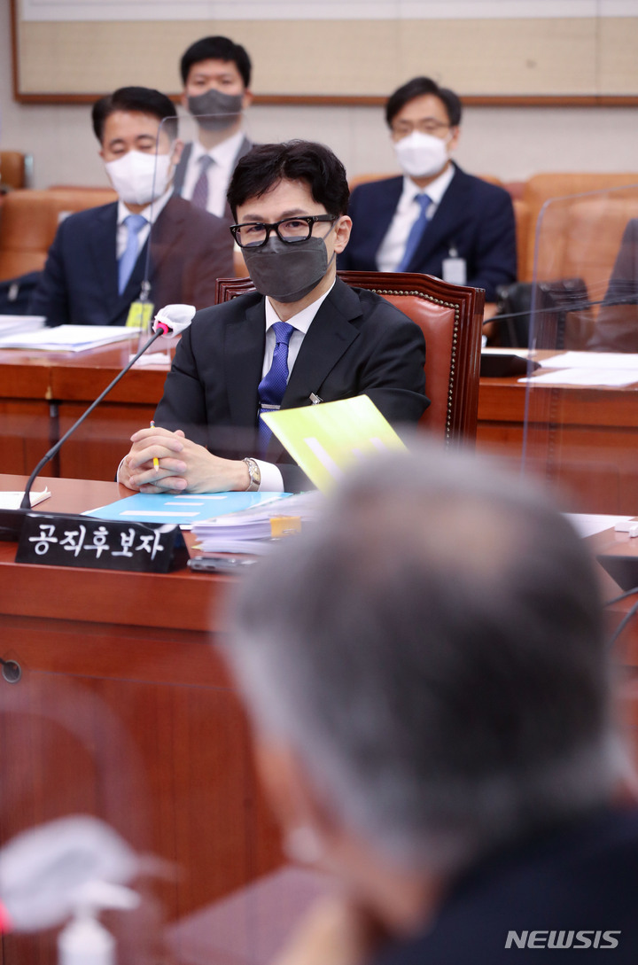[서울=뉴시스] 김선웅 기자 = 한동훈 법무부장관 후보자가 9일 서울 여의도 국회에서 열린 인사청문회에서 의원 질의를 듣고 있다. 2022.05.09. mangusta@newsis.com