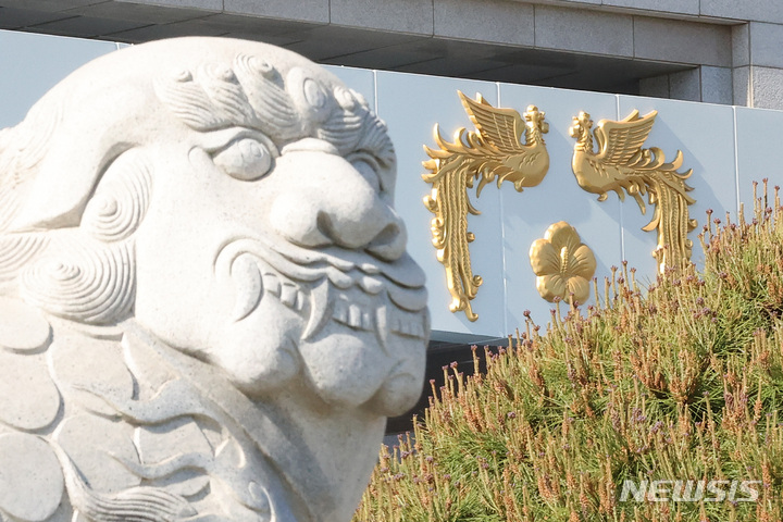 [서울=뉴시스] 조수정 기자 = 서울 용산 대통령 집무실 청사에 대통령을 상징하는 봉황 장식이 걸려 있다.. (공동취재사진) 2022.05.09. chocrystal@newsis.com