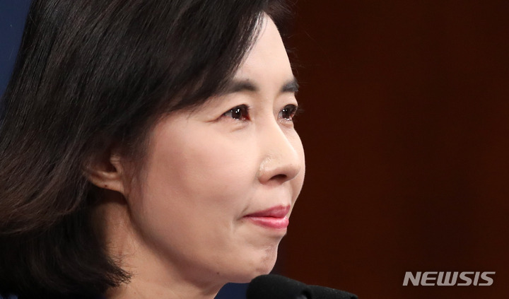 [서울=뉴시스] 전신 기자 = 박경미 대변인이 9일 청와대 춘추관에서 고별 브리핑을 하고 있다. 2022.05.09. photo1006@newsis.com