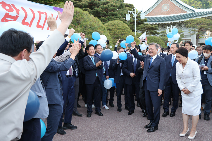 [서울=뉴시스] 전신 기자 = 문재인 대통령과 부인 김정숙 여사가 9일 오후 청와대 본관 앞에서 직원들과 인사하고 있다. 2022.05.09. photo1006@newsis.com