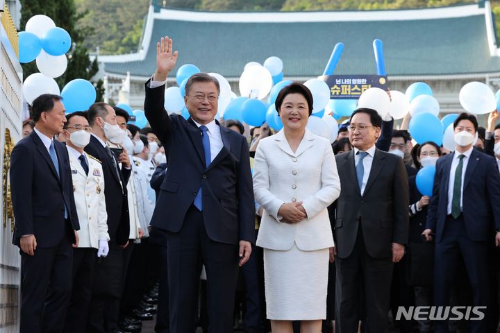[서울=뉴시스] 전신 기자 = 문재인 대통령과 부인 김정숙 여사가 9일 오후 청와대 본관을 걸어 나오며 시민들을 향해 인사하고 있다. 2022.05.09. photo1006@newsis.com