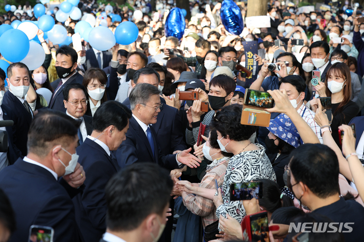 [서울=뉴시스] 전신 기자 = 문재인 대통령이 9일 오후 청와대 본관 앞에서 시민들과 인사하고 있다. 2022.05.09. photo1006@newsis.com