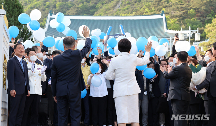 [서울=뉴시스] 전신 기자 = 문재인 대통령과 부인 김정숙 여사가 9일 오후 청와대 본관을 걸어 나와 직원들을 향해 인사하고 있다. 2022.05.09. photo1006@newsis.com