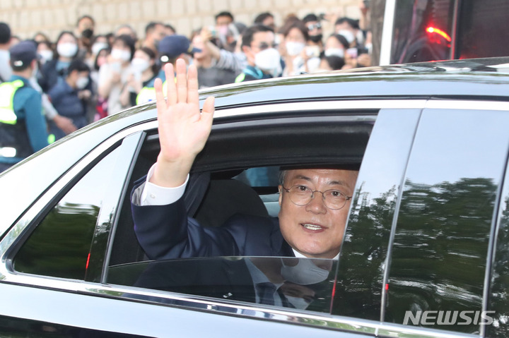 [서울=뉴시스] 홍효식 기자 = 문재인 대통령이 9일 오후 청와대 인근에서 차량에 탑승해 시민들에게 손 흔들어 인사하고 있다. 2022.05.09. yesphoto@newsis.com