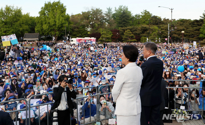 [서울=뉴시스] 홍효식 기자 = 문재인 대통령이 9일 오후 청와대 앞 분수대에서 퇴근길 마중 나온 시민들에게 인사말을 하고 있다. 2022.05.09. yesphoto@newsis.com