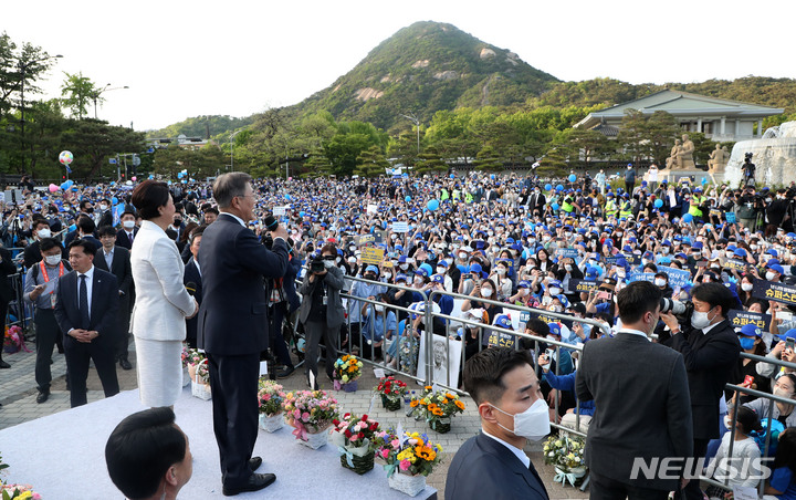 [서울=뉴시스] 홍효식 기자 = 문재인 대통령이 9일 오후 청와대 앞 분수대에서 퇴근길 마중 나온 시민들에게 인사말을 하고 있다. 2022.05.09. yesphoto@newsis.com