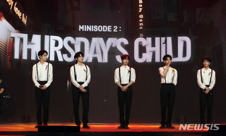 [서울=뉴시스] 박진희 기자 = 투모로우바이투게더(TOMORROW X TOGETHER)가 9일 서울 광진구 예스24 라이브홀에서 미니 4집 ‘minisode 2: Thursday’s Child’ 발매 기념 미디어 쇼케이스를 하고 있다. 2022.05.09. pak7130@newsis.com
