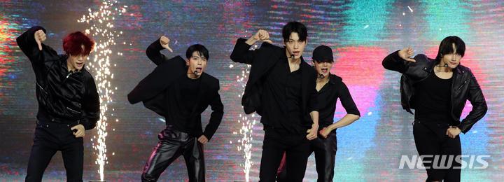 [서울=뉴시스] 박진희 기자 = 투모로우바이투게더(TOMORROW X TOGETHER)가 9일 서울 광진구 예스24 라이브홀에서 미니 4집 ‘minisode 2: Thursday’s Child’ 발매 기념 미디어 쇼케이스를 하고 있다. 2022.05.09. pak7130@newsis.com