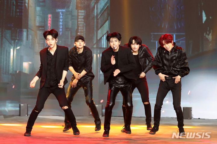 [서울=뉴시스] 박진희 기자 = 투모로우바이투게더(TOMORROW X TOGETHER)가 9일 서울 광진구 예스24 라이브홀에서 미니 4집 ‘minisode 2: Thursday’s Child’ 발매 기념 미디어 쇼케이스를 하고 있다. 2022.05.09. pak7130@newsis.com